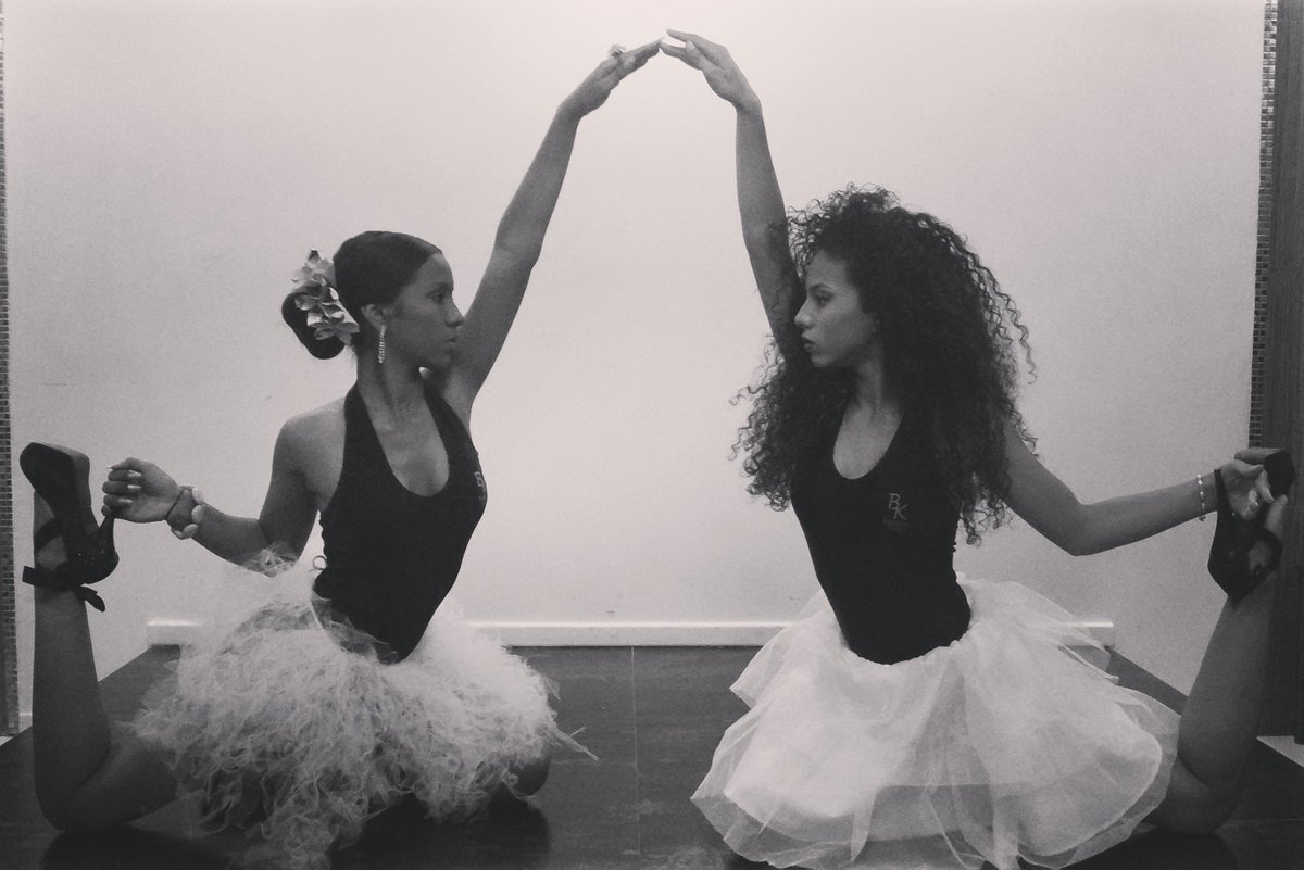 BelanKazar's tweet photo. Trabajo de #Fotopose bajo la temática bailarina clásica dictada por la profesora @ada_arpon en nuestra Academia. https://t.co/u842lkjJf8