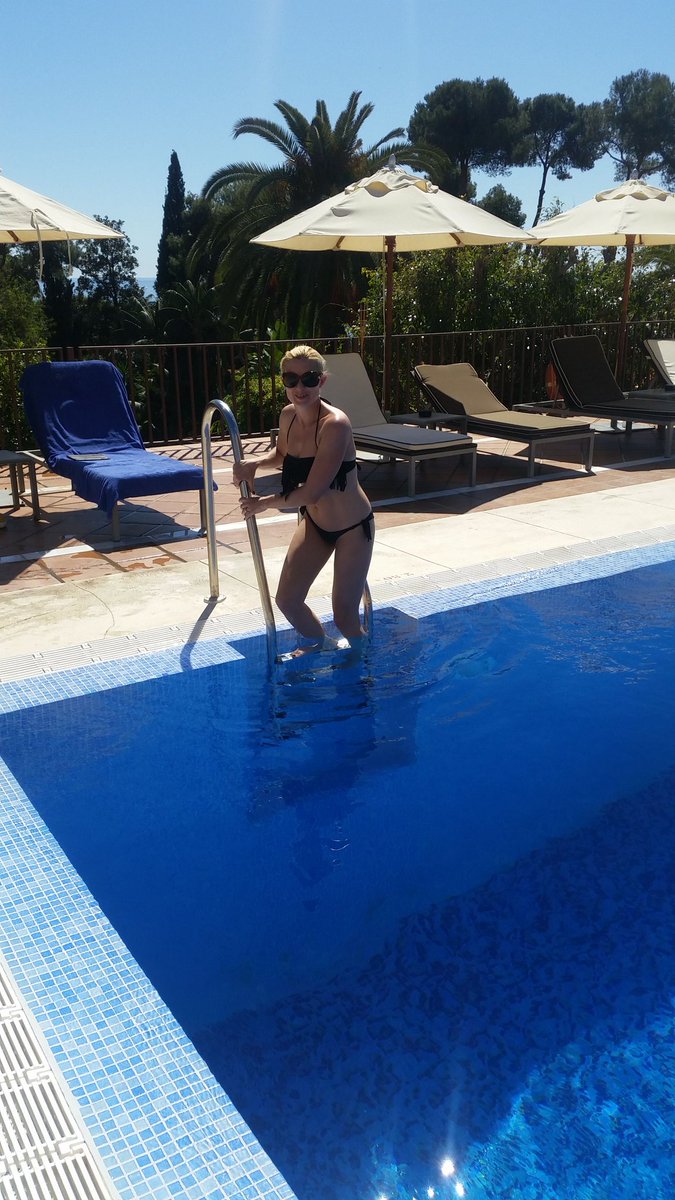 Nikki enjoying the sun without Edward lol