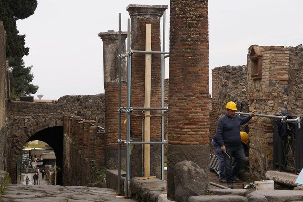 csmonitor's tweet image. Could scholars soon be reading from libraries destroyed by Mt. Vesuvius? trib.al/AwC8boY @lucyjcomms