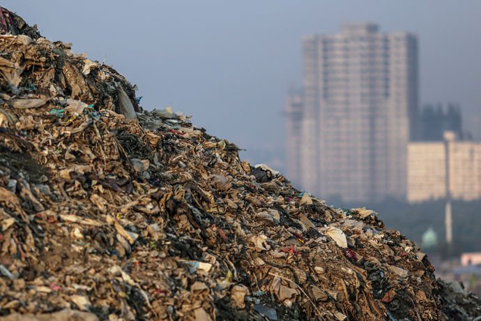 RegreenUS's tweet image. The Burning Garbage Heap that Choked Mumbai-#India's struggles to institutionalize recycling ow.ly/ZbpwY