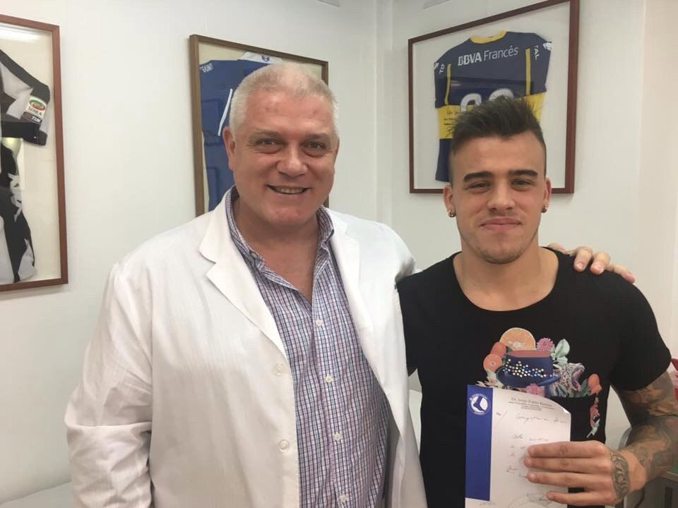 LucioCompa's tweet photo. Gracias Dr Jorge Batista por acompañarme estos 6 meses sos el número 1 #AltaMedica #Feliz https://t.co/gIN40QrMmX