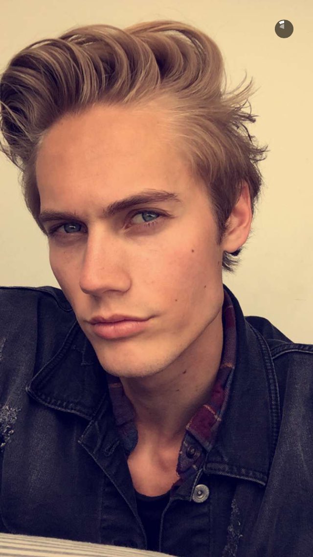 hazelcloudsx's tweet photo. A boyfriend like him please 😻😻 @ god https://t.co/vurGqNOQIz