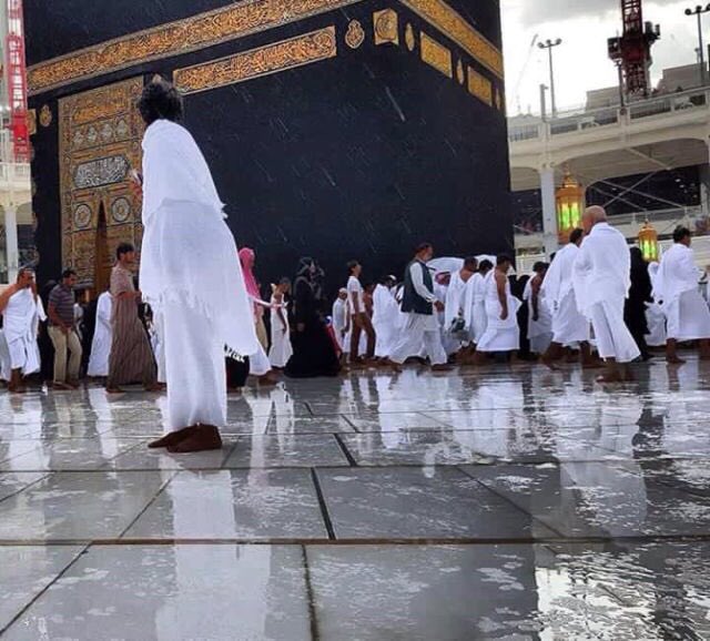 IslamicThinking's tweet photo. When it rains in the Masjid-Al-Haram, Makkah. https://t.co/IJGLKi4xL4