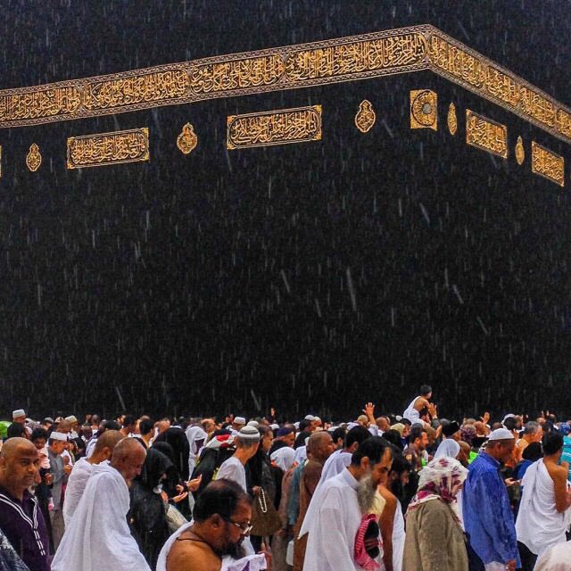 IslamicThinking's tweet photo. When it rains in the Masjid-Al-Haram, Makkah. https://t.co/IJGLKi4xL4
