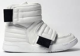 maxxluxxury's tweet photo. Selling Deutsche Über Gleitschuh 20XX in men's 13 / euro 46 hmu #shoegame https://t.co/EexRR1N4bJ