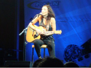 lemarcheateatro's tweet photo. #Chiaravalle: prosegue la rassegna #OndaSinuosa, @MarinaRei1 in concerto #MarinaRei https://t.co/pnvGKT8DXr https://t.co/UwfnrnWu3h