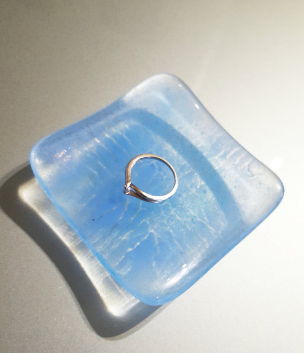 Funkifusion's tweet photo. Baby Blue Trinket Tray, Blue Glass Dish, Fused Glass, Gifts For Her, Housew… https://t.co/RE4p9XlQiX #Etsy #RingTray https://t.co/4dcwtBbjhx