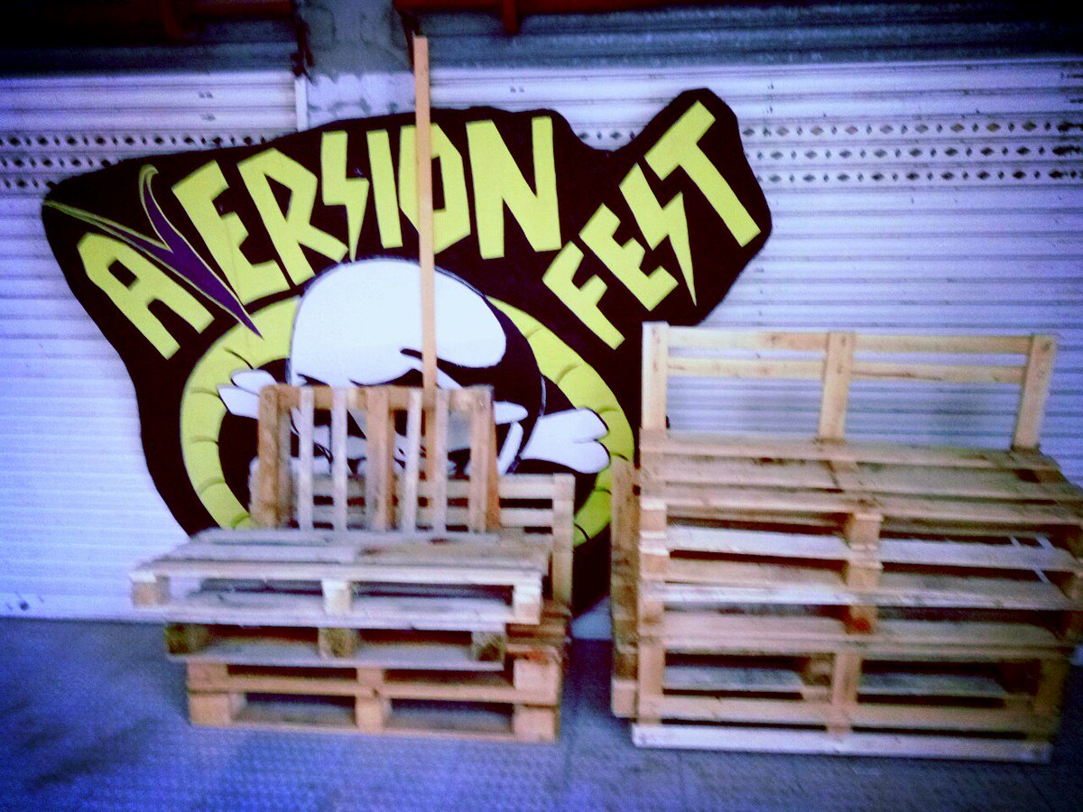 AversionFest's tweet image. Recollendo despois da noite brutal do sábado. Grazas familia!

Tidy-up after a brutal night on saturday. Thx family!