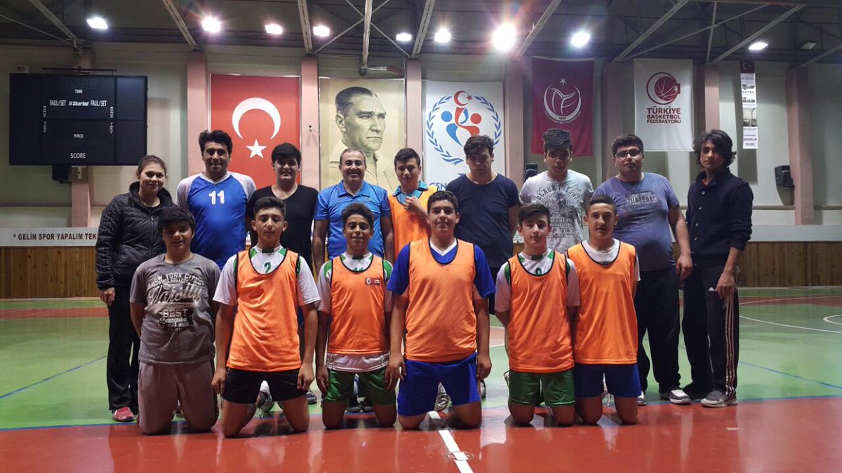 GSB_Nevsehir's tweet photo. İl Müdürümüz @m_unluer hentbol sporcularımızla akşam antrenmanında @mehbaykan https://t.co/tJOQowRHnR