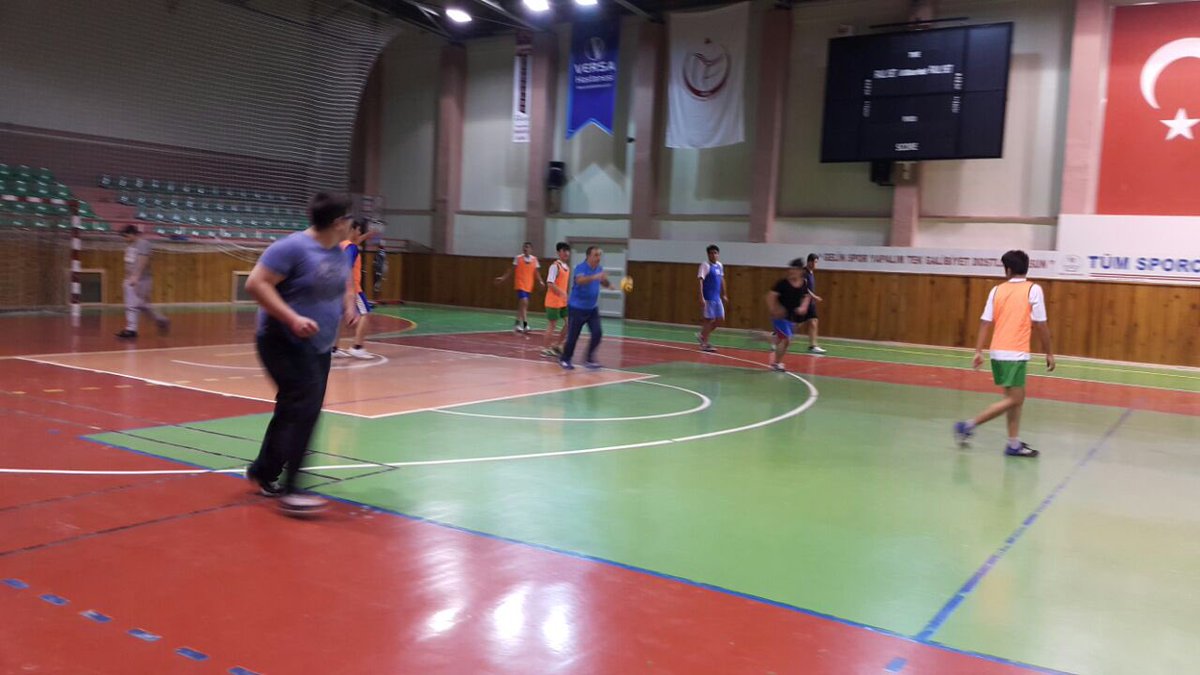 GSB_Nevsehir's tweet photo. İl Müdürümüz @m_unluer hentbol sporcularımızla akşam antrenmanında @mehbaykan https://t.co/tJOQowRHnR