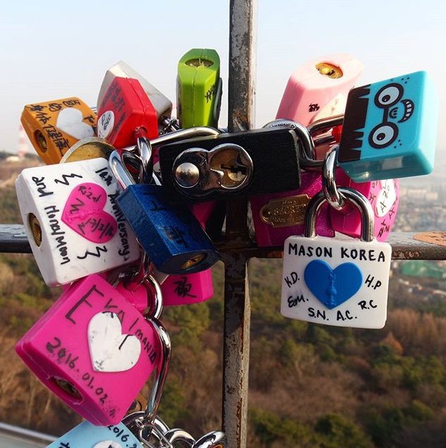 GMUGlobalOffice's tweet photo. @GeorgeMasonU -how great is this picture?! @Mason_Korea #studyabroad students added a love-lock at Seoul Tower! https://t.co/J5x5EP7G5Q