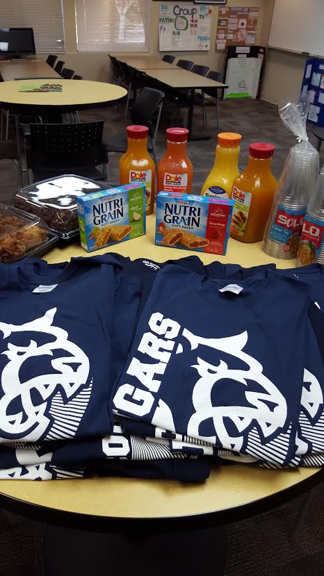 CSUSMTemecula's tweet photo. @ASI_CSUSM rocks! Thanks for the treats and free tshirts today! #csusm #CSUSMTemecula https://t.co/hxpU9px3ni
