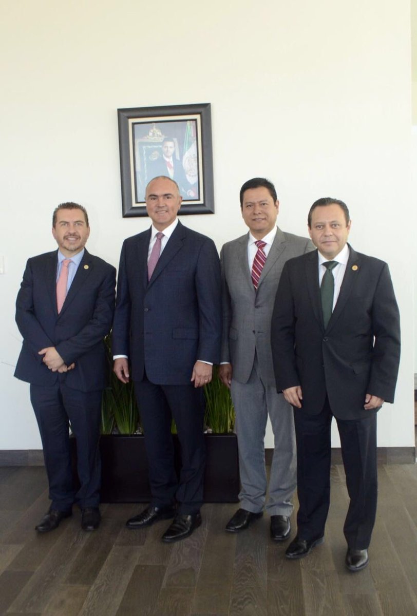 BraulioGuerraU's tweet photo. Tres legisladores queretanos con un gran mexicano @ppcalzada https://t.co/b7wpP4vNcu
