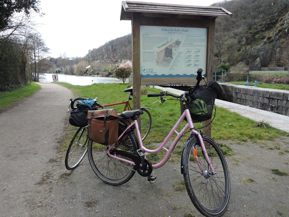 1ibrawrian's tweet photo. L'entraînement pour #CycloBiblio2016 #TouBo se poursuit sur le chemin de halage de la Mayenne !:) @Cyclo_biblio https://t.co/Rt6rKrukuD