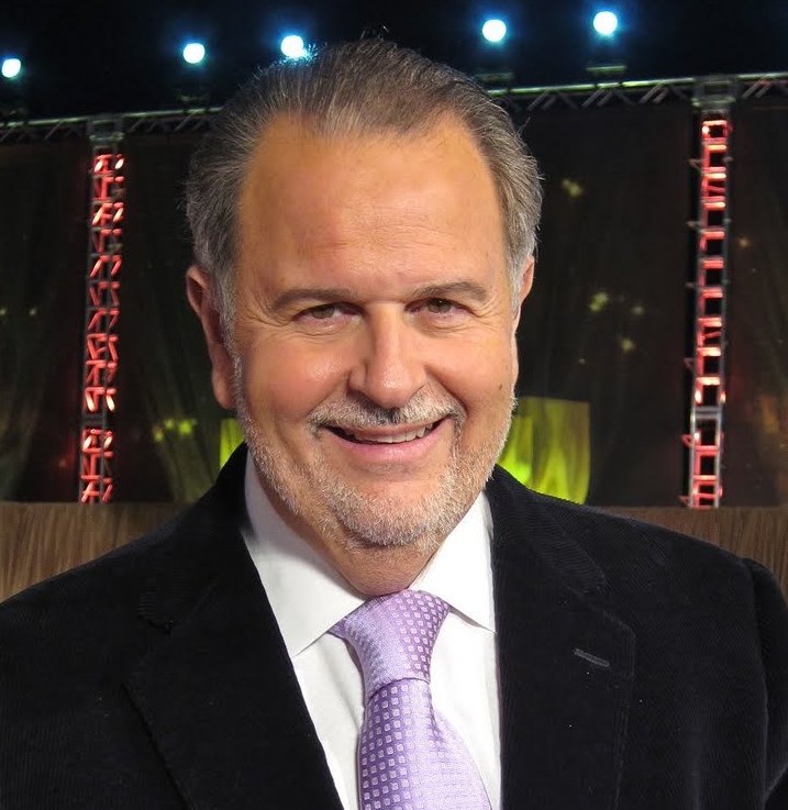 Feliz cumple <a href="/rauldemolina/">Raúl De Molina</a>. Nos divertimos contigo todos los días en @ElGordoylaFlaca a las 4pm/3c por <a href="/Univision/">Univision</a>.