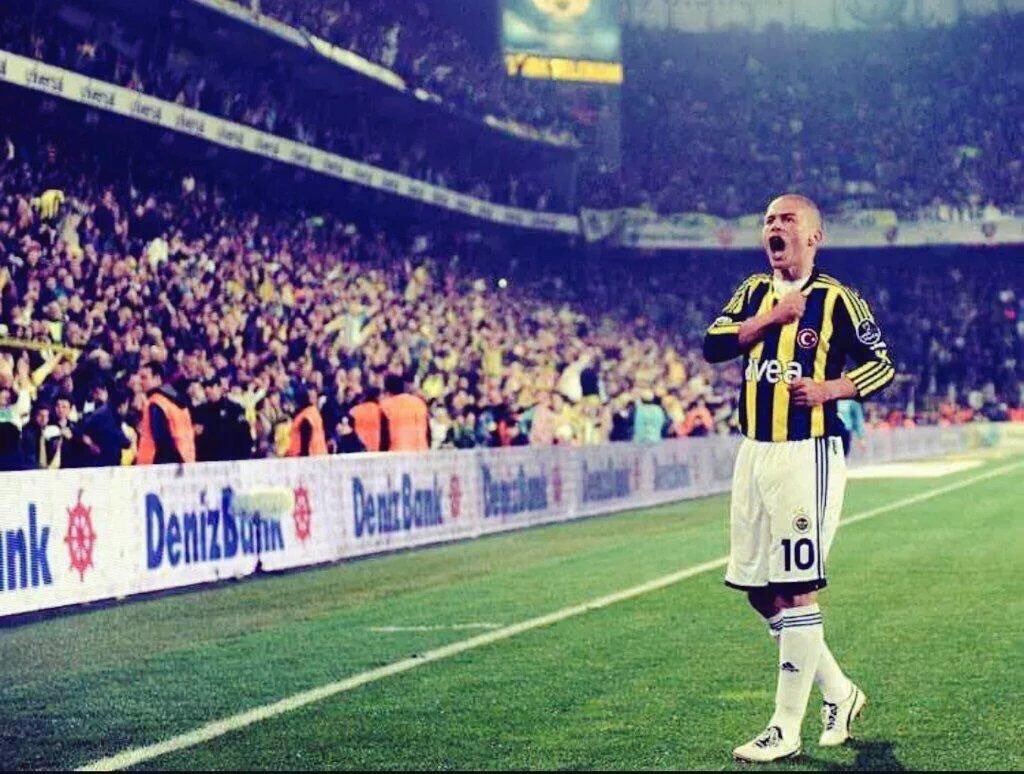 ersindesouza's tweet photo. Büyük Kaptan Alex De Souza 1 yıl önce bugün futbola veda etti...
Çok özledik seni kaptan @Alex10combr #alexeveda https://t.co/EZKoVlVFLM