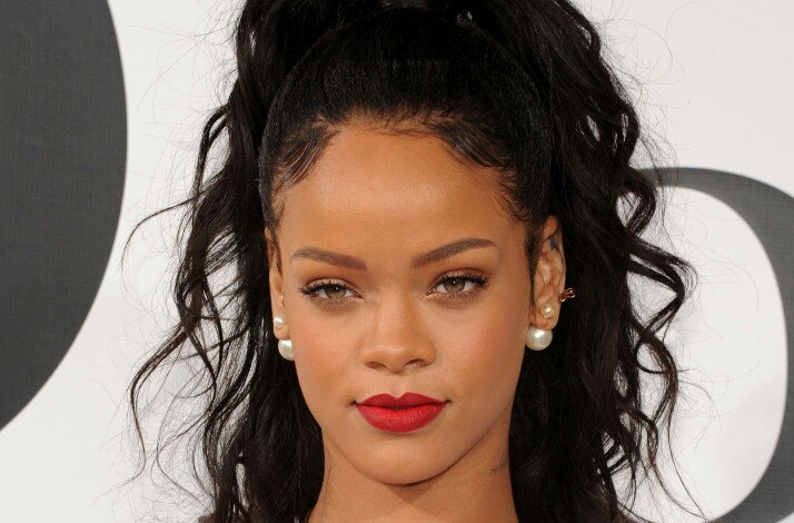 AFalsinhaa's tweet photo. Em um mundo onde existe Rihanna acha que eu vou ter inveja de você? https://t.co/75gHmCwCQy