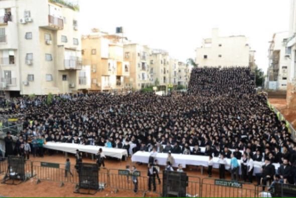kehiles's tweet photo. Thousands Of #Viznitz Chasidim At the Hanuchas even hapinah for the new building in Kiryas Viznitz in Bnei Brak. https://t.co/Ko1ExBKJeq