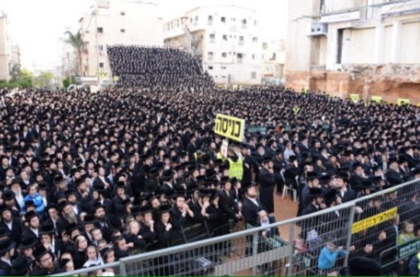 kehiles's tweet photo. Thousands Of #Viznitz Chasidim At the Hanuchas even hapinah for the new building in Kiryas Viznitz in Bnei Brak. https://t.co/Ko1ExBKJeq