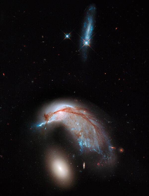 ColorfuISkies's tweet photo. Hubble presents: The Porpoise galaxy https://t.co/XdkB9yZnbX