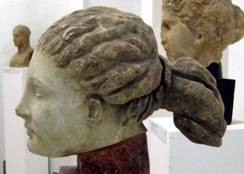 Ancient Etruscan woman with locks (6th c. BCE) Ancient greek statues