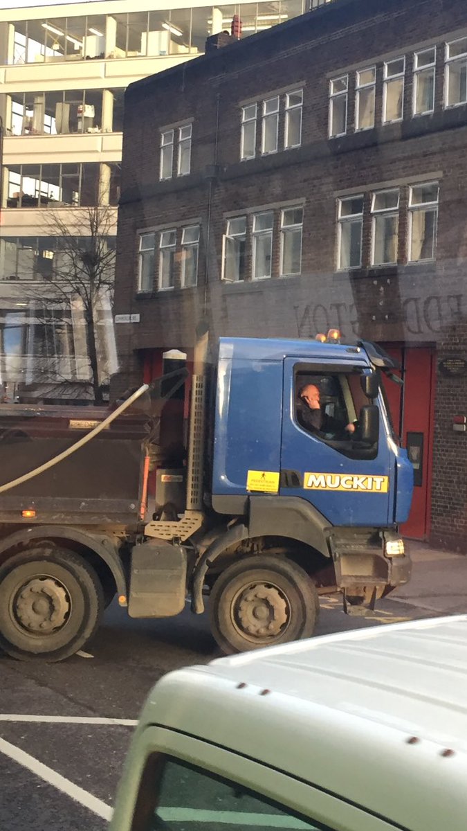 katie_longley's tweet photo. @ShameADriver doing a 3 point turn in the middle of a busy London road whilst on phone #muckit https://t.co/J1rS8FhbV2