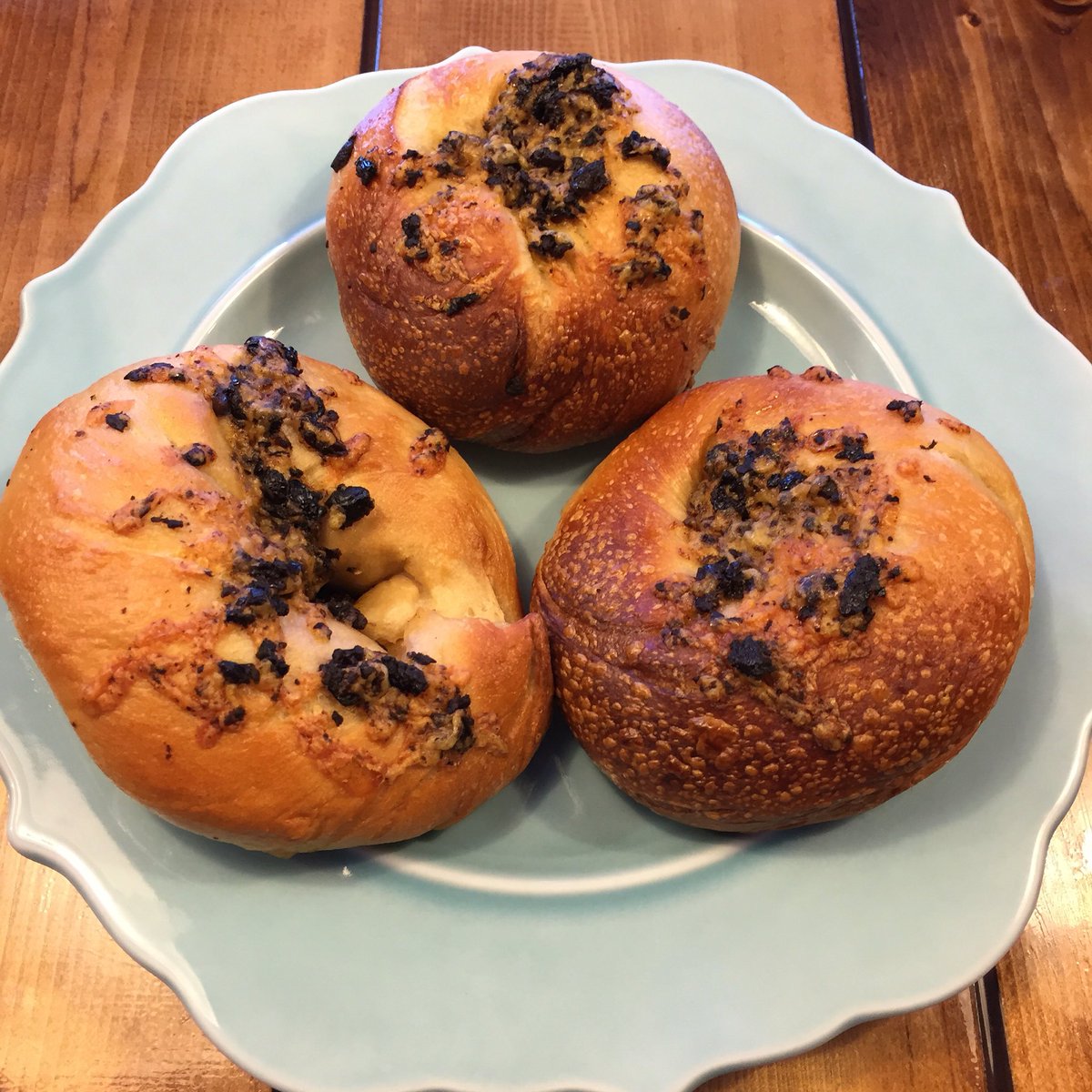 peaberrypress's tweet photo. Olive Rosemary Cheese Bagels!! @HomeFreeBagels https://t.co/Vecs6EfUK7