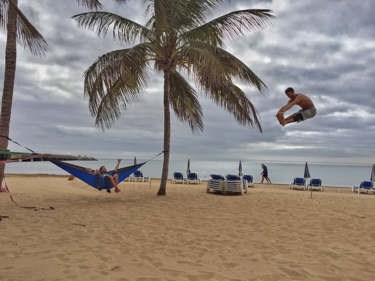 EmiGimenez_'s tweet photo. Habrá que dejar a un lado lo que pasa en el mundo para relajarse..Herewego🏃🌍✌️ #chillout#hammock#slackline#slackind https://t.co/8WgJUjHwWi
