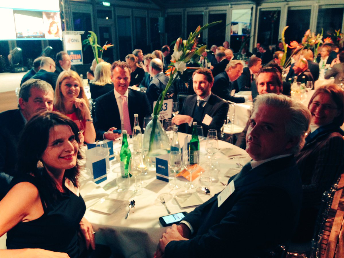 PiavanBoven's tweet photo. Met dank aan @advoCaro @CaminadaNotaris @timvandermaas super tafel #33 #onldinner @onl https://t.co/vu380nqHzE