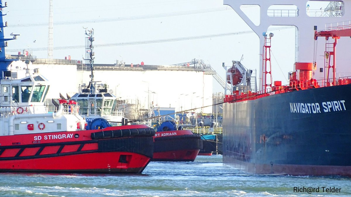 Vanavond niet alleen #oranje in actie maar ook #rood 😀 #nlrtm <a href="/kotug_towage/">KOTUG International</a> <a href="/MariskaaB/">Mariska Burema</a> @makaloey