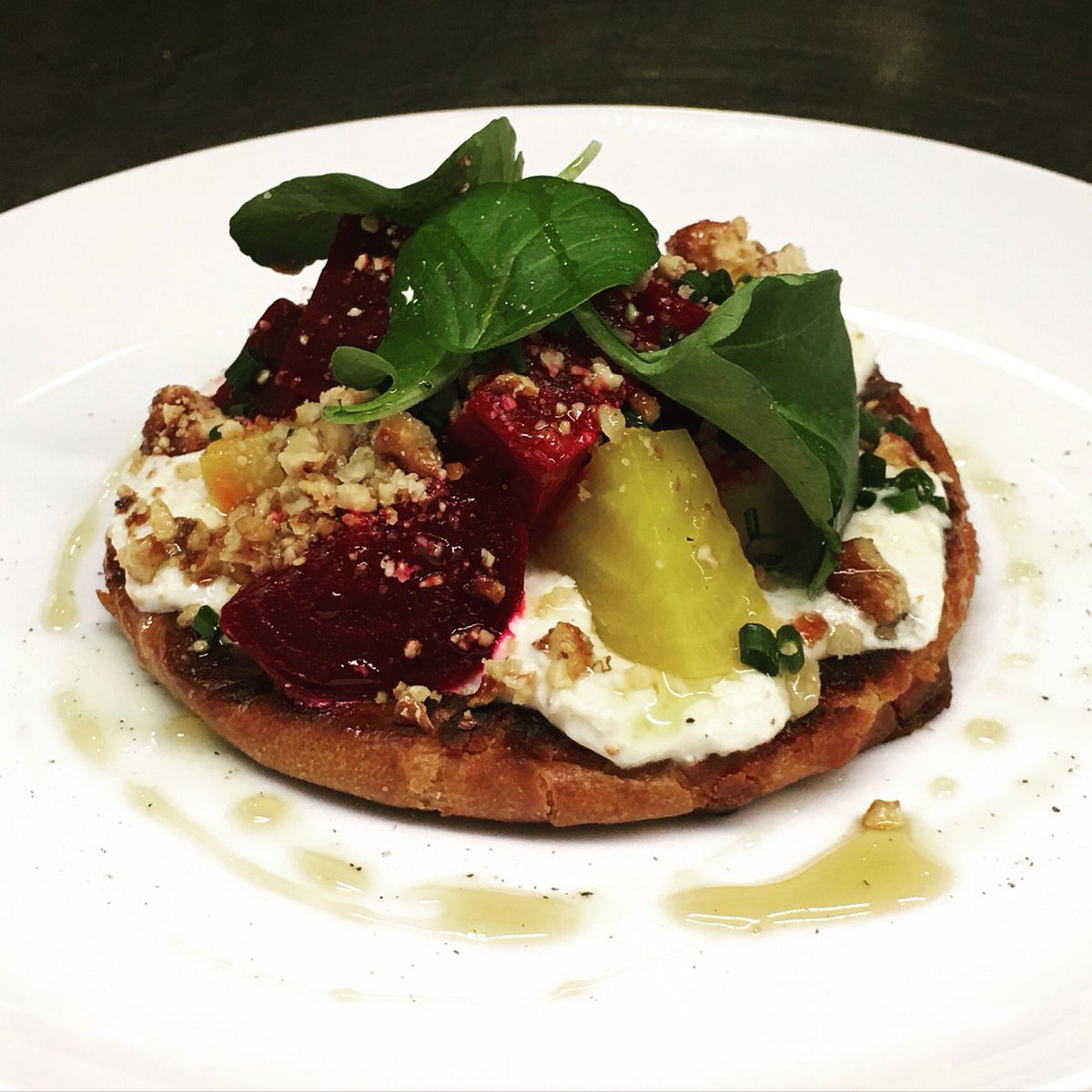 AltaCAsf's tweet image. SMOKED GOAT CHEESE &amp;amp; BEETS honey, upland cress, dutch crunch #Altalunch #beets #dutchcrunch #midmarketlunch