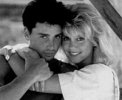 doloconquero's tweet image. #OliviaNewtonJohn ha tenido más de 1#noviojoven: el reaparecido #MacDermott y #MattLattanzi  goo.gl/4OpMa6