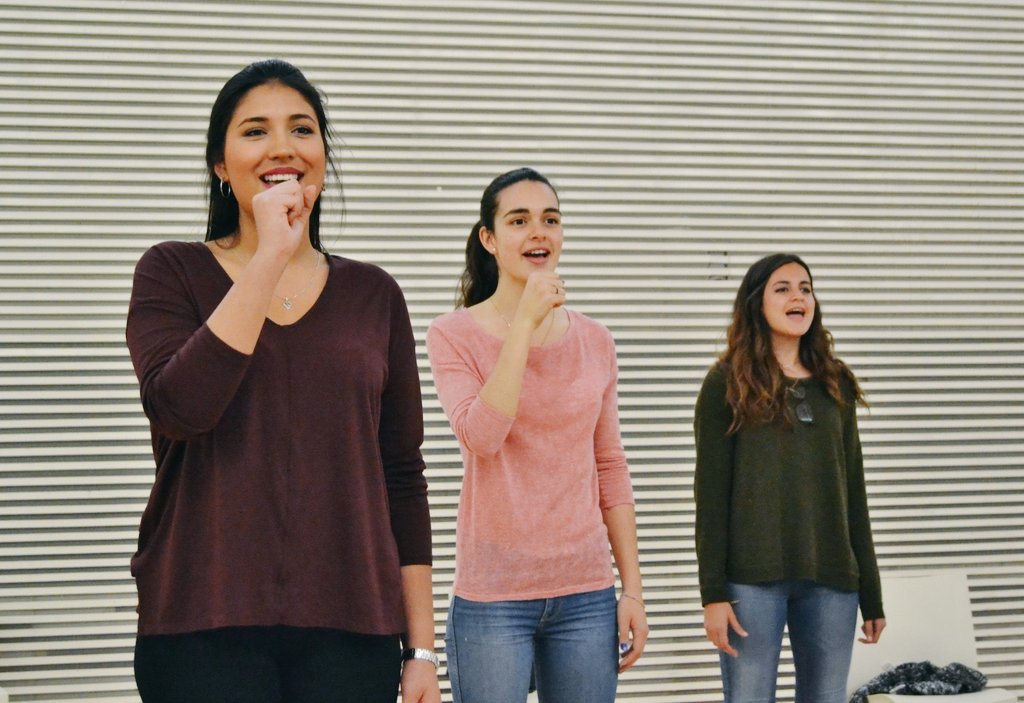 Musicalies's tweet photo. En estos días les toca a solistas y coros trabajo extra 💪
Ensayos de interpretación y voz
#MusicalIES2016 https://t.co/y6PBNYwEjE