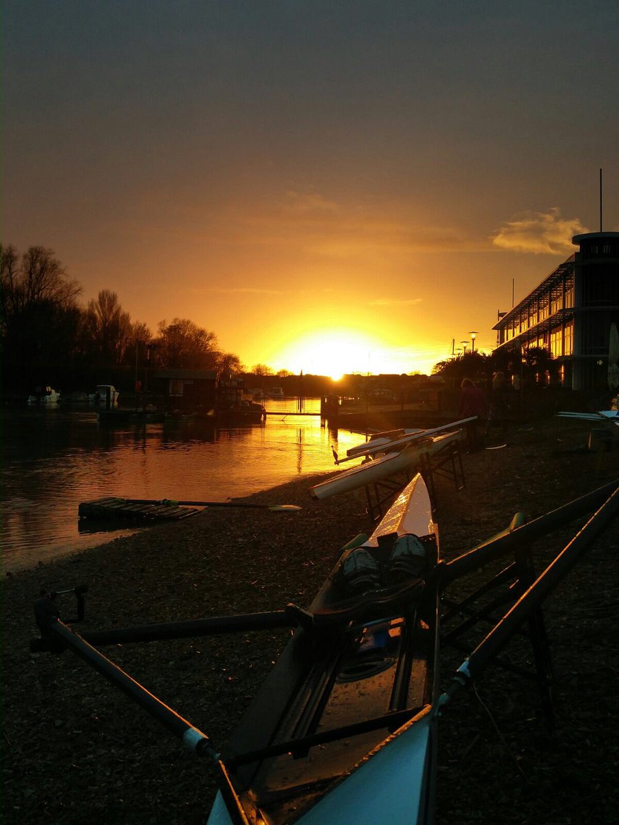 RiversideParkUK's tweet photo. Riverside Park River Stour Christchurch Dorset #www.riversidepark.biz #fillipi #rowing #single #beautiful #sunset https://t.co/w6hRfhDT4z