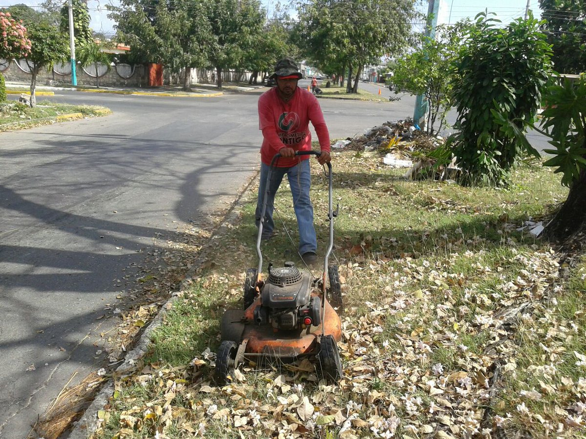 ProgramasRBA's tweet photo. Hoy las #BrigadasDelBienestar realizando limpieza de camellones y banquetas en Av. Morelos con Av. San Salvador https://t.co/iSSphB9hWj