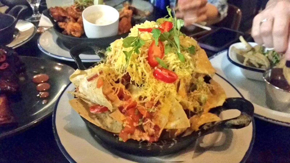 We're fighting over nachos here at <a href="/FlashHarrysDub/">Flash Harry's</a>. Delicious. #zomatomeetup