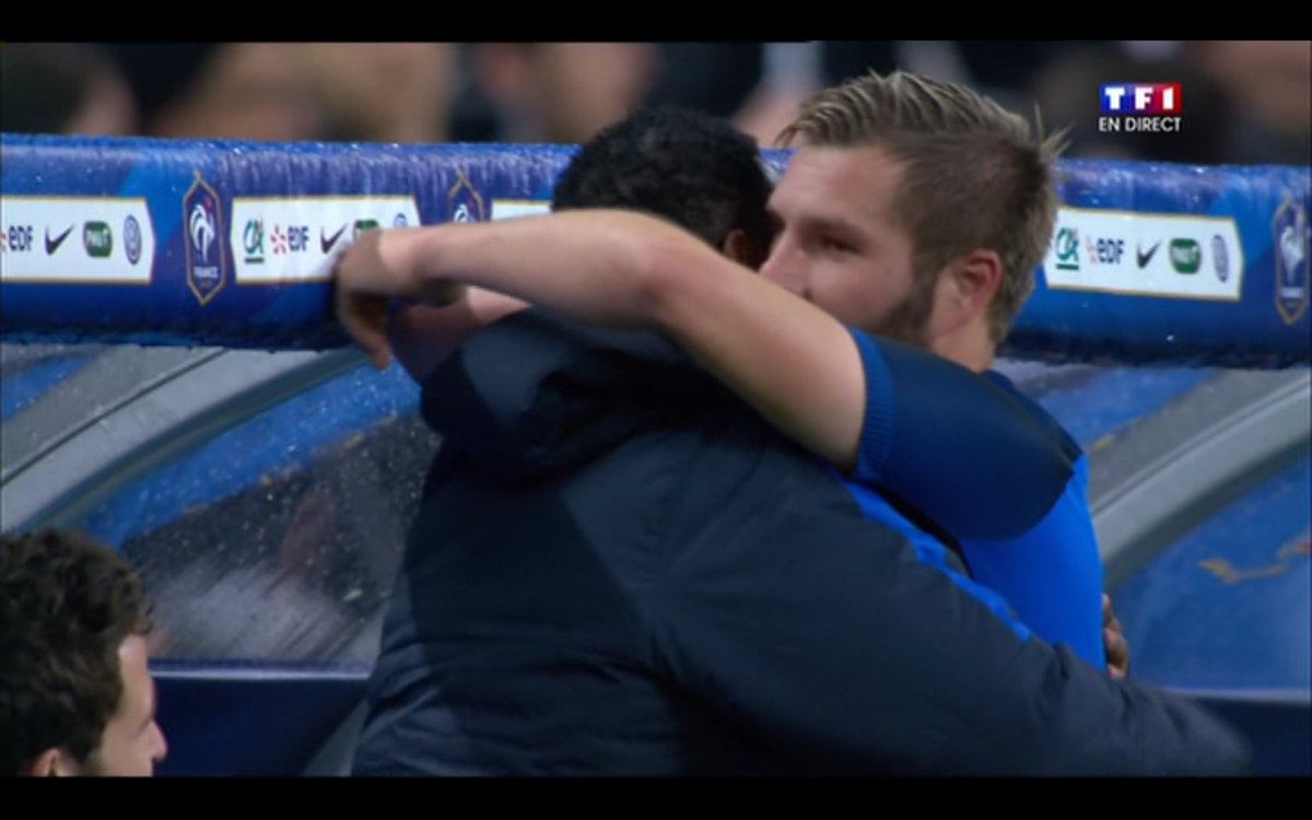 telefoot_TF1's tweet photo. #FRARUS  
OH LA BELLE IMAGE ! Gignac qui va célébrer avec Mandanda ! https://t.co/wyIYHdGMWx