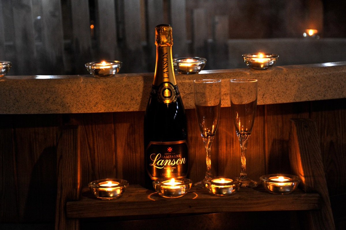 BarlingsPark's tweet image. Fancy a dip and some bubbles?Bookings on the Barlings shack have gone mad!It is right on the lake and sleeps up to 6