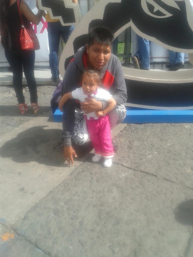 DragonVirus99's tweet photo. Aki con mi nena linda paseando #Zocalo https://t.co/X91REDsWCK