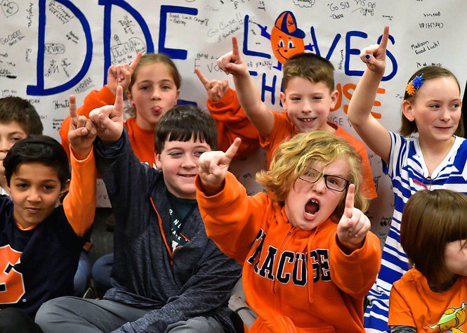 BurstConsulting's tweet photo. Elementary inspiration for Syracuse Men's and Women's basketball Final Four (photos, vi... https://t.co/4xbMr0UW6C https://t.co/Z6135d9ZS2