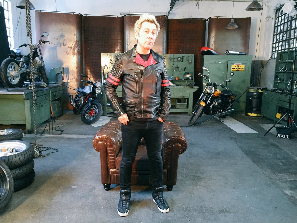 VIRGINRINGO's tweet photo. Boys &amp; girls pronti a #lordofthebikes su @SkyUno io i 3 giudici e le @motoguzziclub #V7 da customizzare! Cazzoooooo! https://t.co/76c3dcpfYa