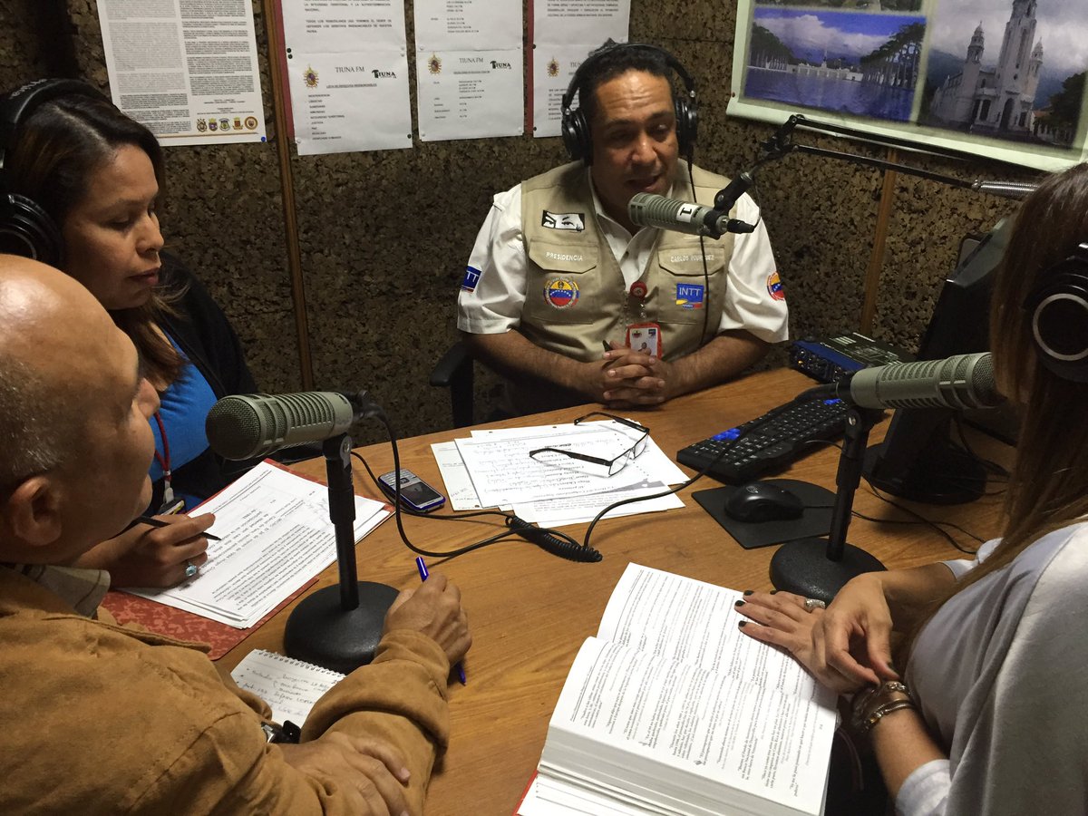INTTRADIO's tweet photo. Continúa el programa @Chavezcontodos  con nuestros invitados @gigizanchetta y M/G Euclides Campos Aponte. #Ahora https://t.co/m02TTu62kd
