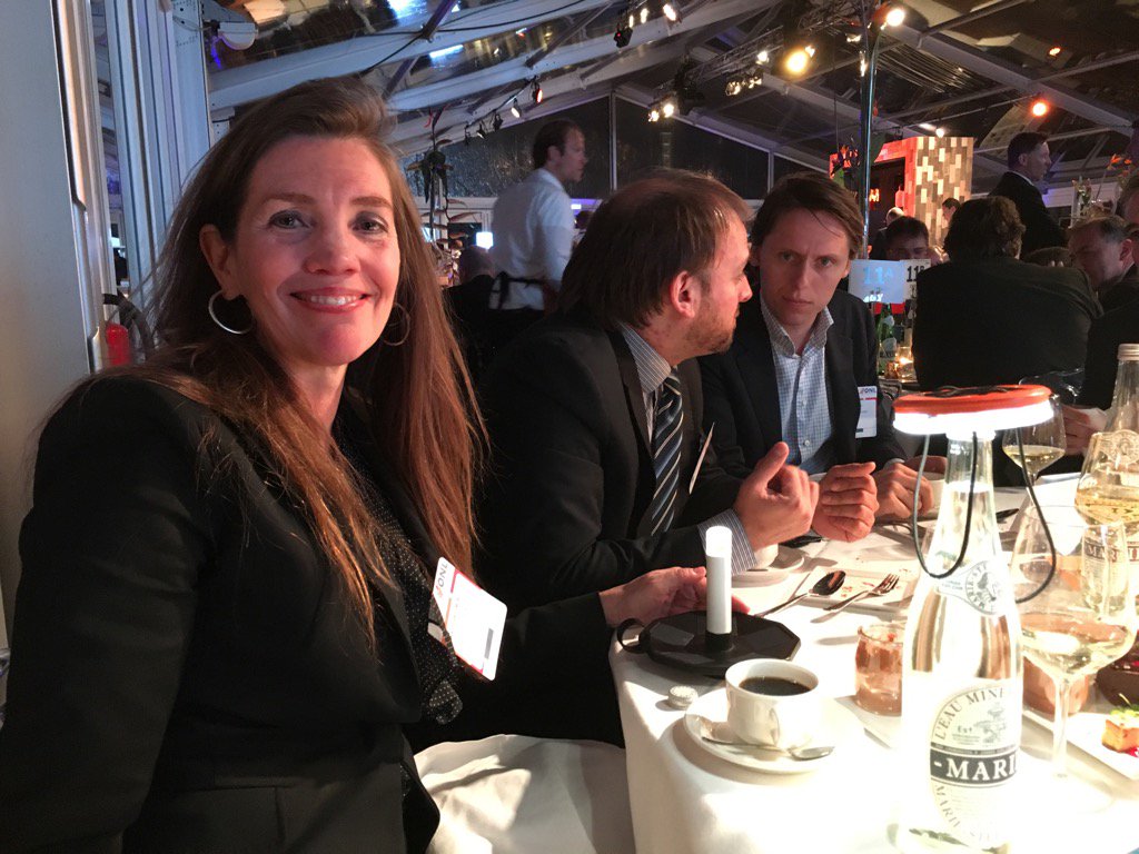 arkovb's tweet photo. @AnnetvEgmond heeft twee prachtige lichtoplossingen op zonne-energie ontworpen voor de allerarmsten. #ONLDinner https://t.co/wfoV9TCy0t