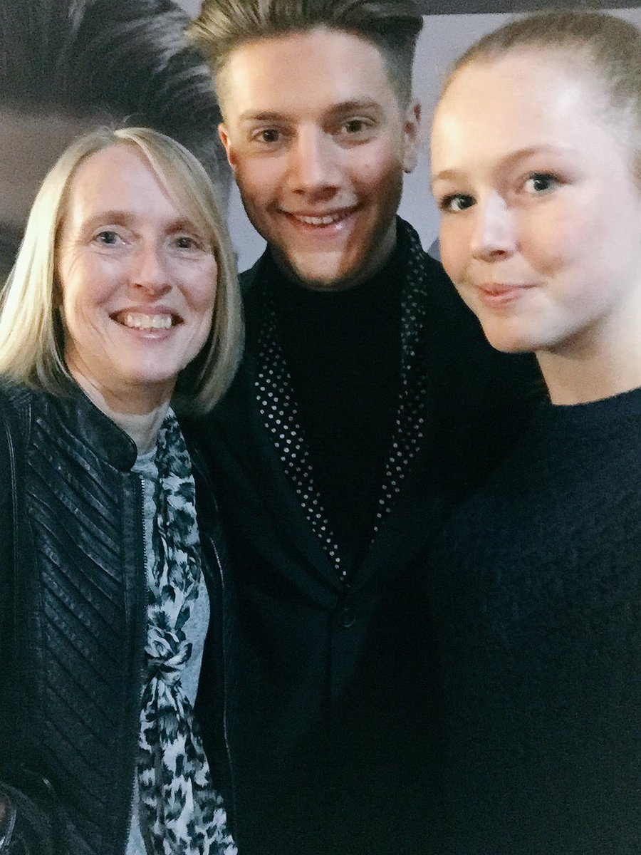 MissEBarrington's tweet photo. Thank you @officialAJBrown! You made my mums night 😉💕 https://t.co/yHUNGlhJj9