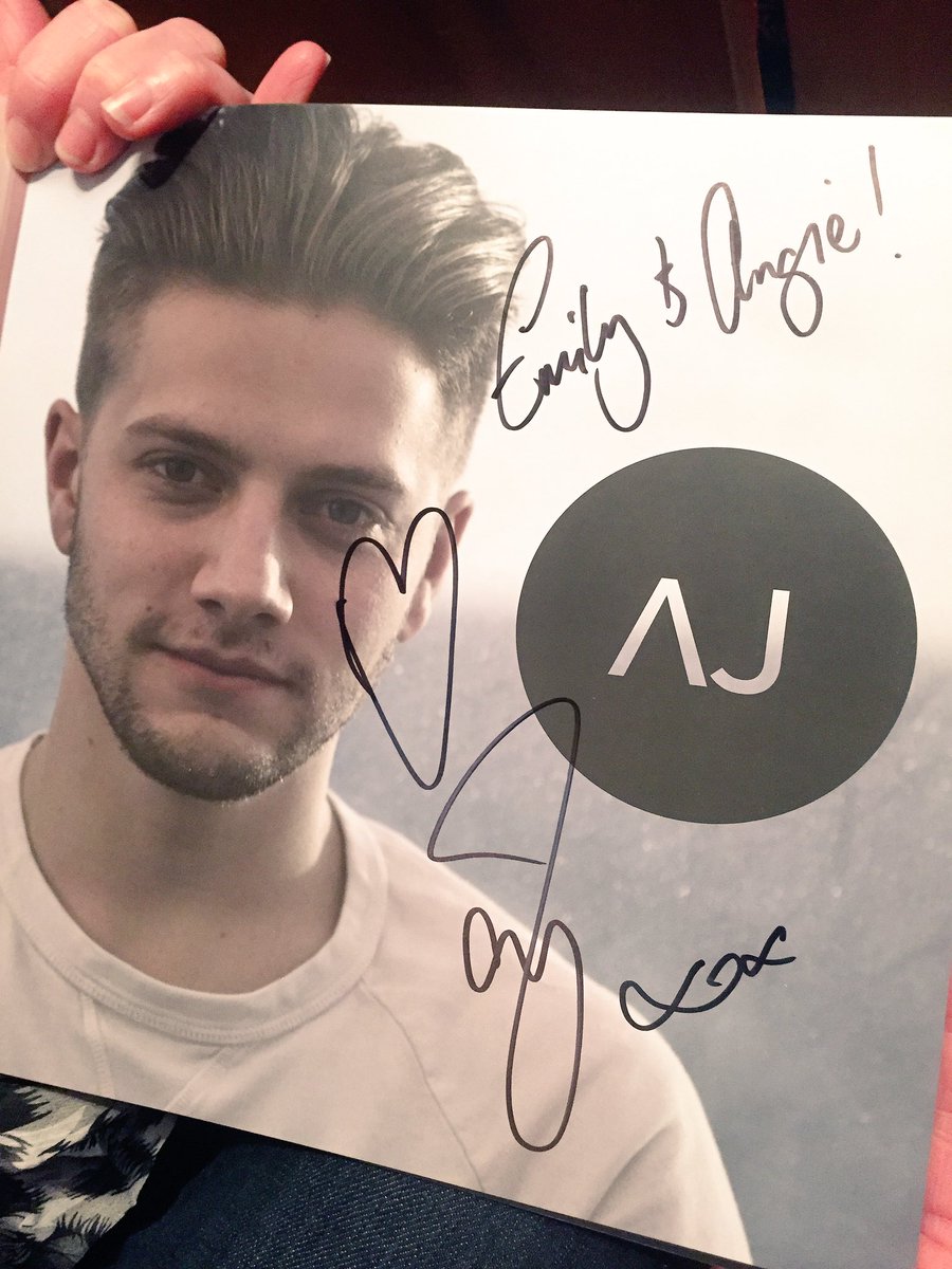 MissEBarrington's tweet photo. Thank you @officialAJBrown! You made my mums night 😉💕 https://t.co/yHUNGlhJj9