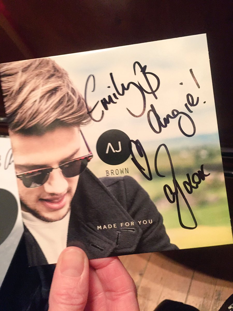 MissEBarrington's tweet photo. Thank you @officialAJBrown! You made my mums night 😉💕 https://t.co/yHUNGlhJj9