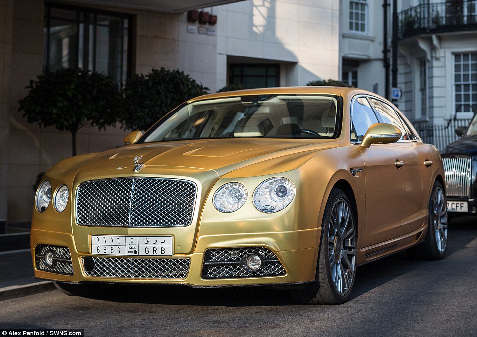 DailyMailUK's tweet image. Saudi Arabian tourist flies his fleet of gold cars worth over £1m into London dailym.ai/1PDnml2