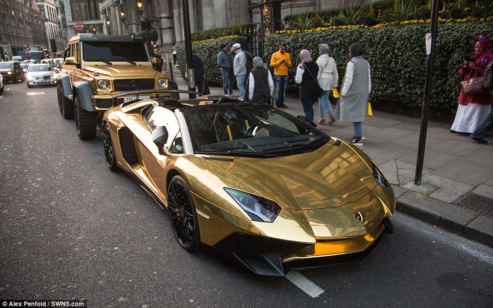 DailyMailUK's tweet image. Saudi Arabian tourist flies his fleet of gold cars worth over £1m into London dailym.ai/1PDnml2