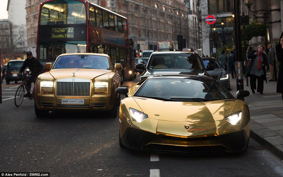 DailyMailUK's tweet image. Saudi Arabian tourist flies his fleet of gold cars worth over £1m into London dailym.ai/1PDnml2