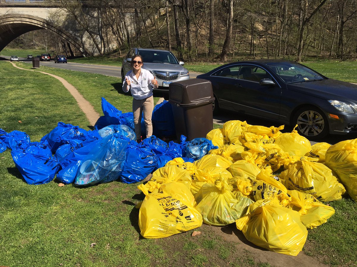 sadyeevnen's tweet photo. @ssw_cydc students picking up trash with @LoveRockCreek #ChargeUpDC @CityYearDC https://t.co/W4lFXm0qx7